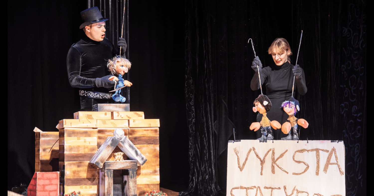 Trys paršeliai pasitinka Kalėdas. Su Kalėdų seneliu